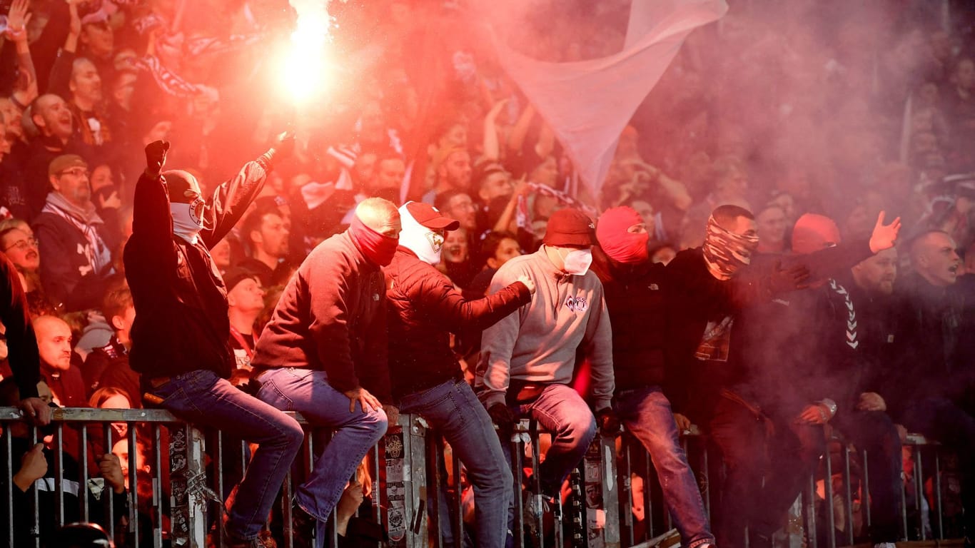 Aufgeheizte Stimmung beim Hamburg-Derby (Archivbild): Besonders vor dem Spiel kam es zu Ausschreitungen in der Stadt.