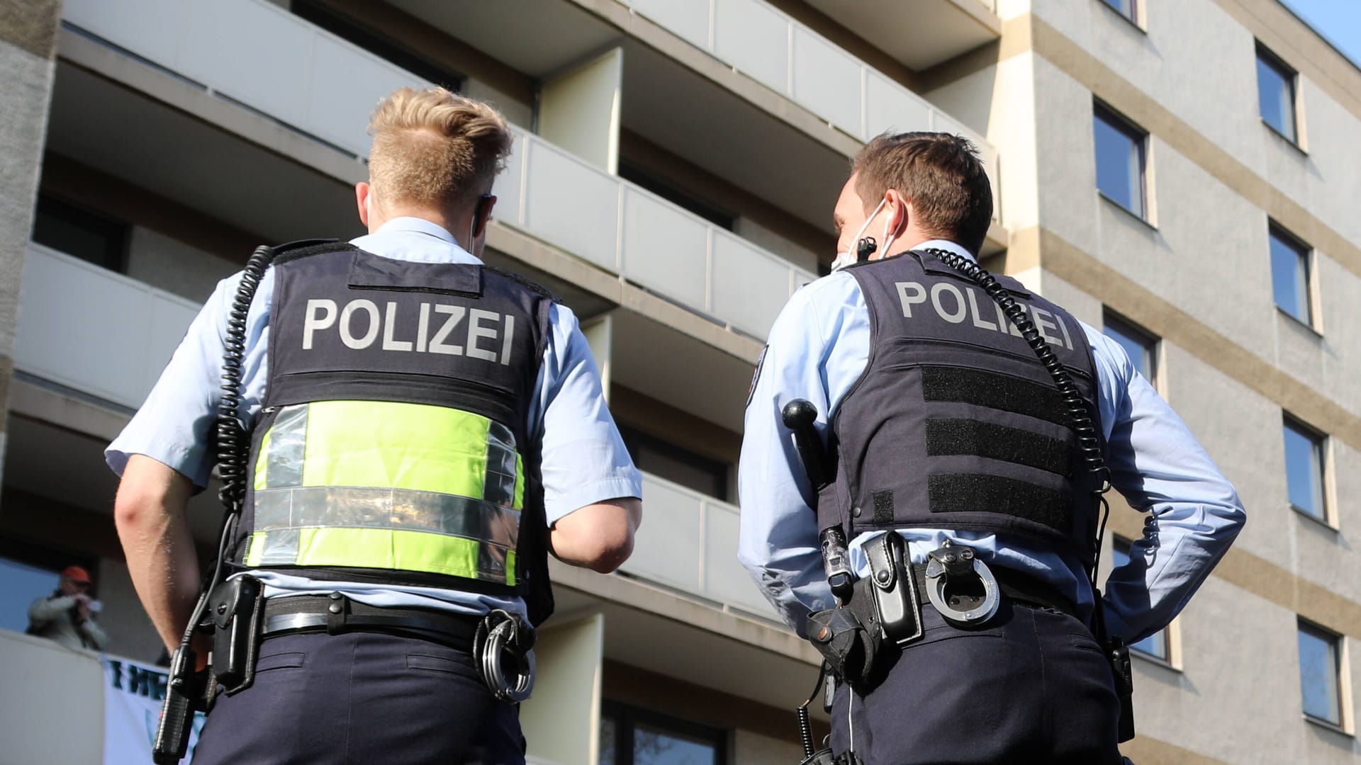 Zwei Polizisten stehen vor einem der "Russenhäuser in der Friedrich-Engelsstraße in Köln (Archivbild): Die Stadt will nun eine Lösung für die Grundstücke gefunden haben. Zwei Polizisten stehen vor einem der "Russenhäuser in der Friedrich-Engelsstraße in Köln (Archivbild): Die Stadt will nun eine Lösung für die Grundstücke gefunden haben.