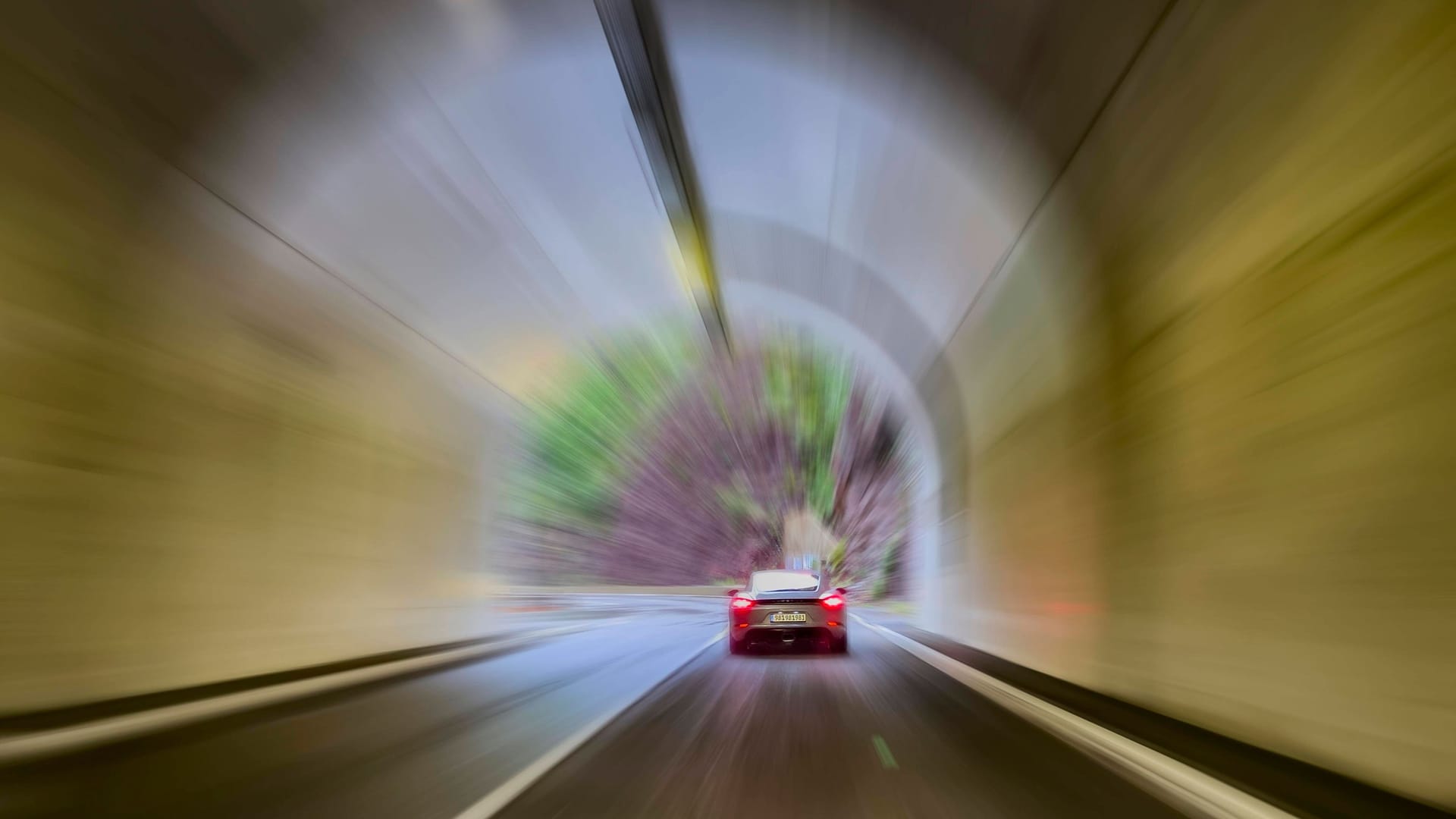 Raser in einem Autotunnel (Symbolfoto): In Berlin hat die Polizei einen Mann festgenommen.