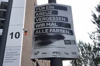 Ein beschädigtes Plakat in der Frankfurter Innenstadt: Am 6. November stimmen die Bürgerinnen und Bürger über die Zukunft des Oberbürgermeisters.