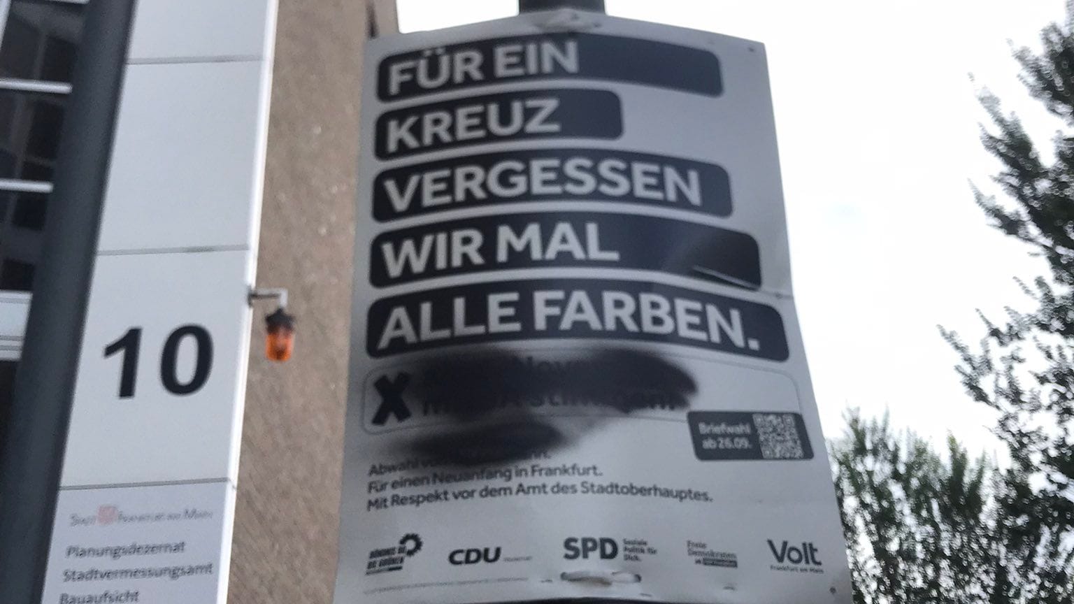 Ein beschädigtes Plakat in der Frankfurter Innenstadt: Am 6. November stimmen die Bürgerinnen und Bürger über die Zukunft des Oberbürgermeisters.