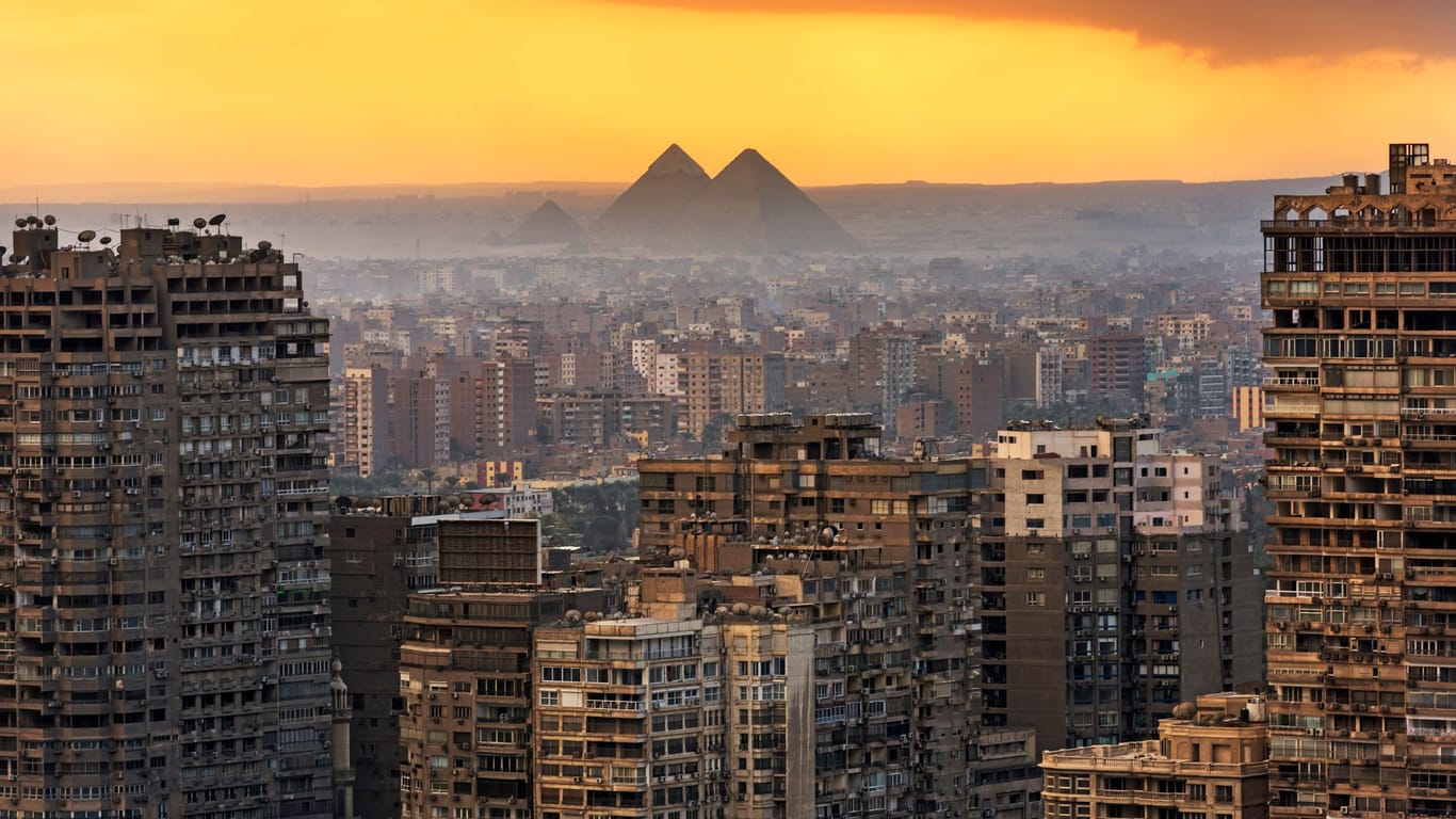 Kairo: In der ägyptischen Stadt bewundern viele Menschen Jahrtausend alte Geschichte und Moderne.