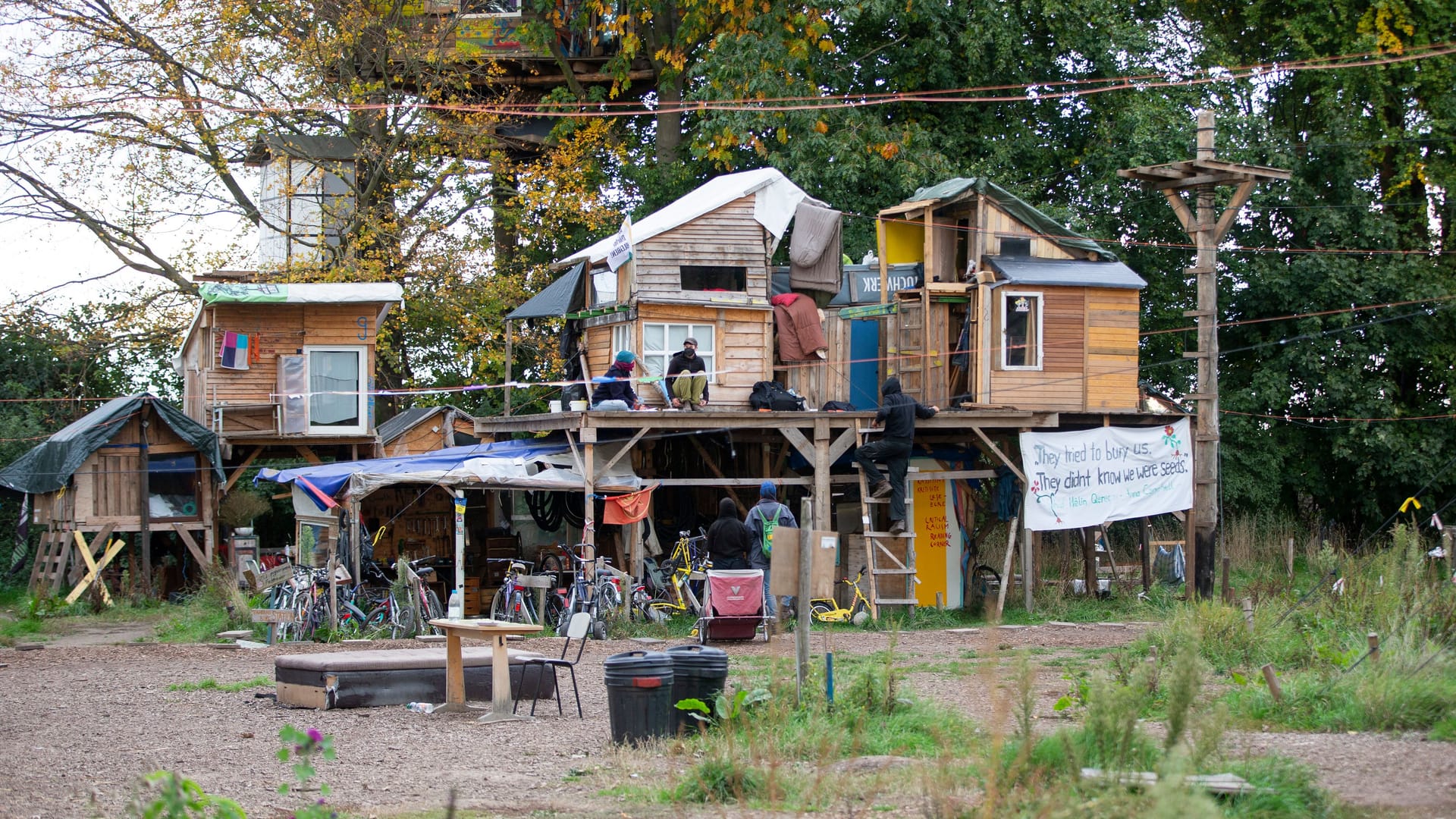 Das Camp der Klimaaktivisten in Lützerath: Sie kämpfen dagegen, dass das Dorf abgebaggert wird.