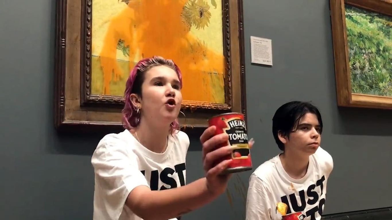Zwei Aktivistinnen in London: Sie haben das van-Gogh-Gemälde mit Tomatensuppe beworfen.