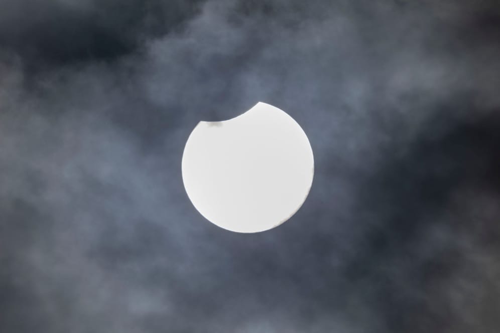 Um 10.58 Uhr begann das Naturspektakel in Island: Um 11.21 Uhr schiebt sich in Köln der Mond über die Sonne...