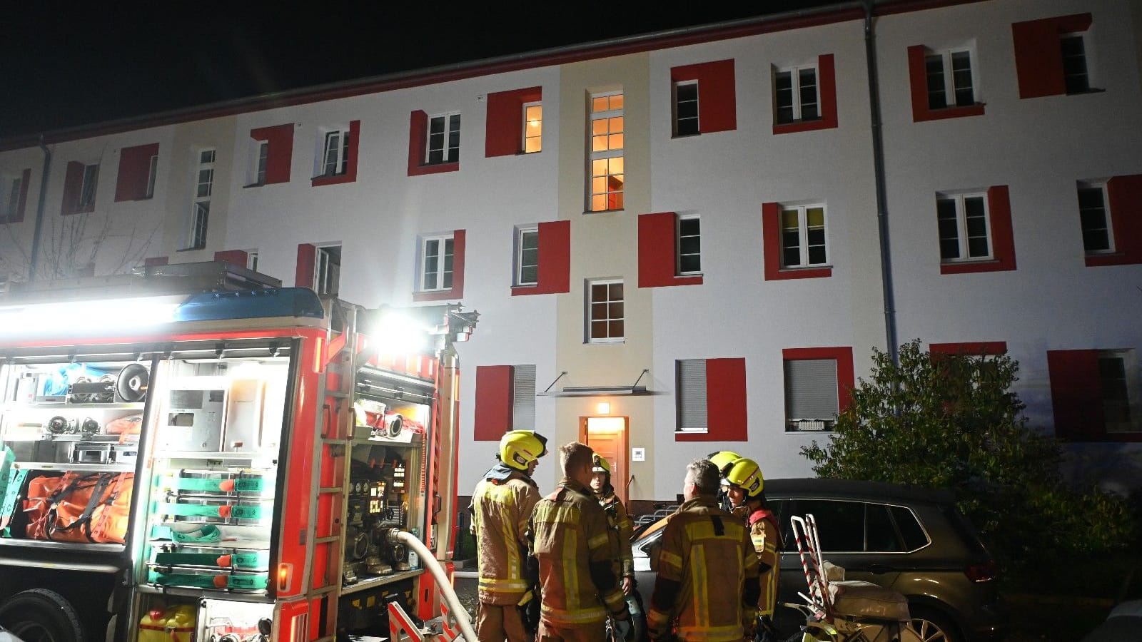Der Einsatzort in der Didostraße: Ein Mann kam nach einem Feuer ums Leben.