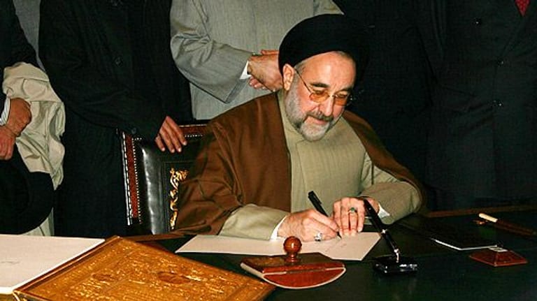 Der ehemalige iranische Staatspräsident Seyed Mohammad Khatami trägt sich am 18. November 2005 ins Goldene Buch der Stadt Hamburg ein.