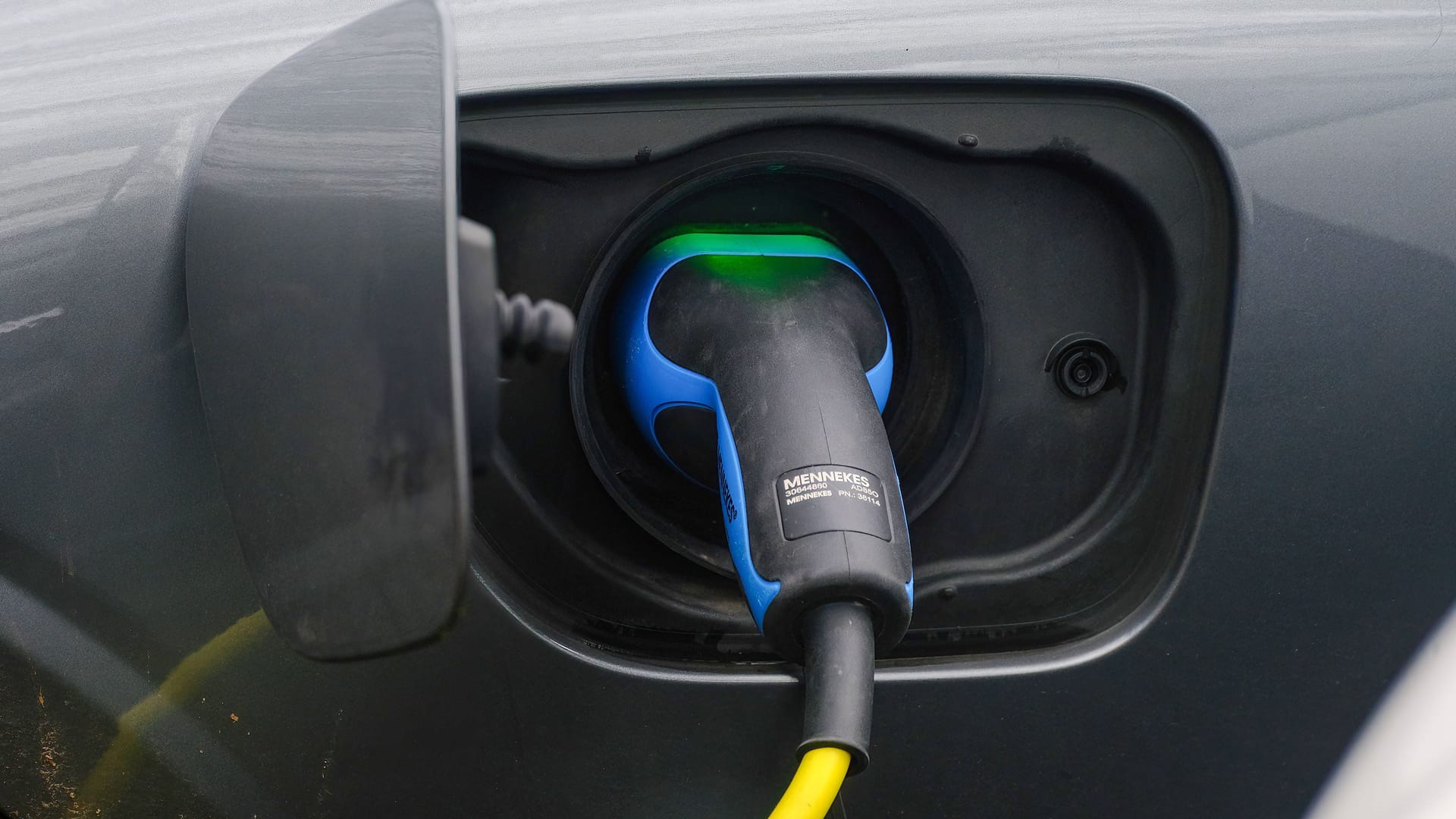 Strom fürs E-Auto: Wie man die Batterie auflädt, hat Einfluss auf ihre Lebenszeit.