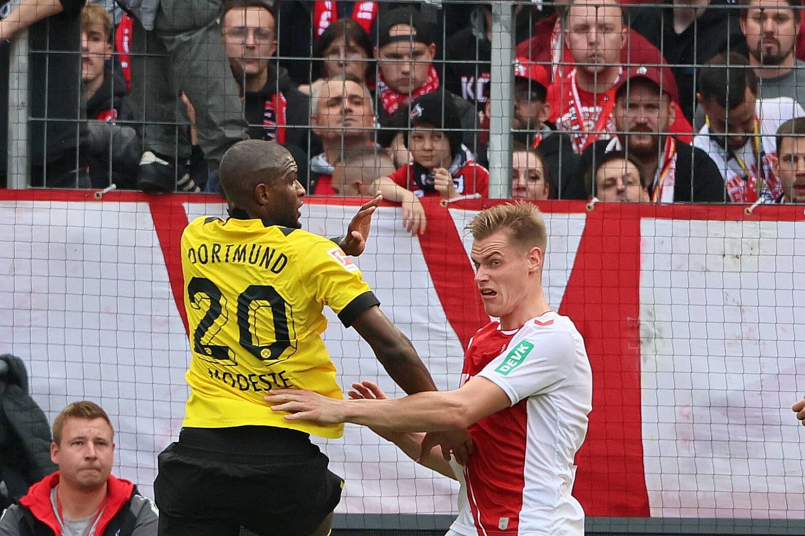 Anthony Modeste im Zweikampf mit Steffes Tigges: Der eine macht den anderen vergessen.