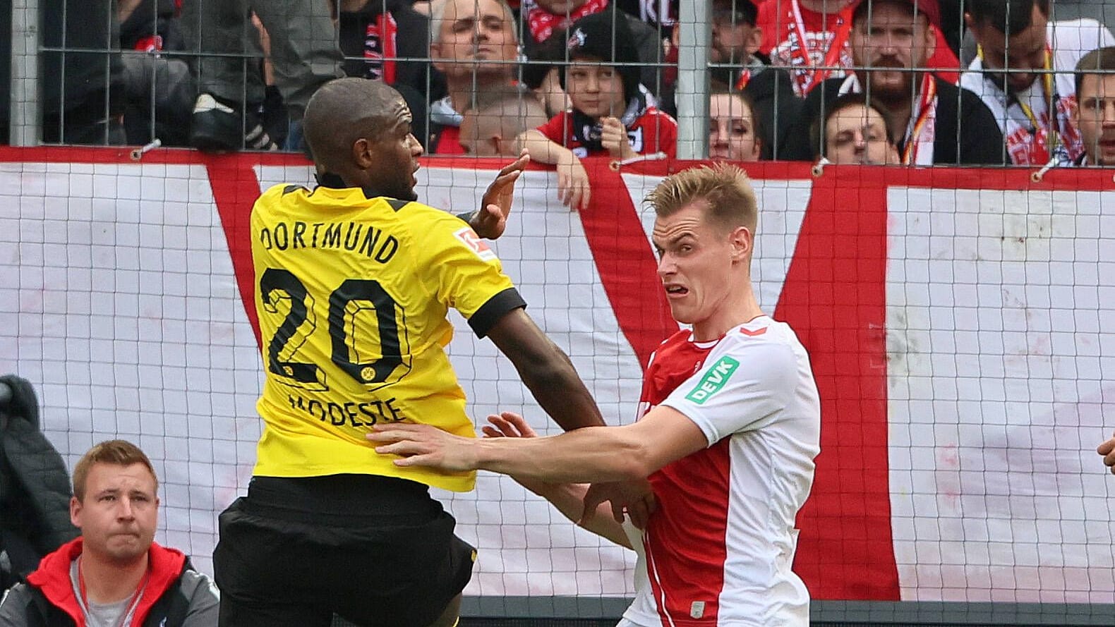 Anthony Modeste im Zweikampf mit Steffes Tigges: Der eine macht den anderen vergessen.