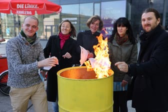 Ritual und Protest auf dem Augustusplatz: Chefs des "Aktionsbündnis Leipzig" werfen ihre Energierechnungen ins Feuer.