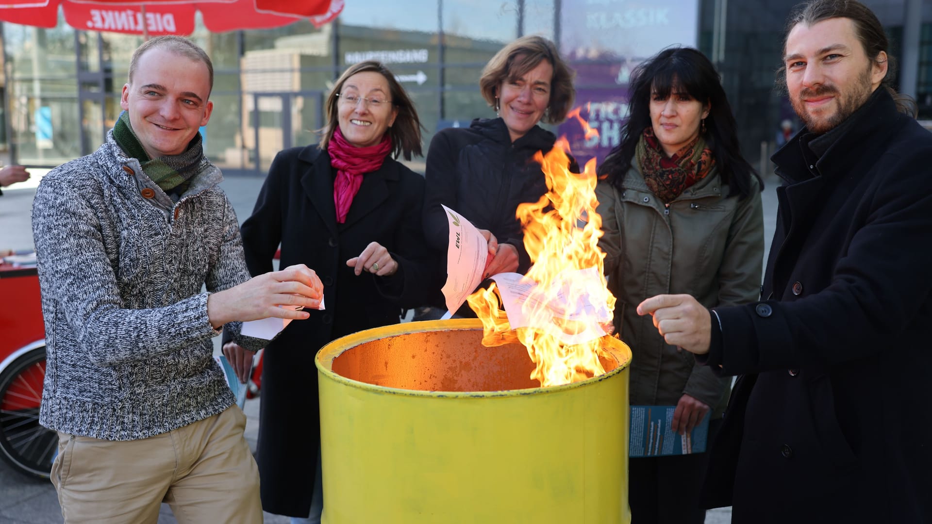 Ritual und Protest auf dem Augustusplatz: Chefs des "Aktionsbündnis Leipzig" werfen ihre Energierechnungen ins Feuer.