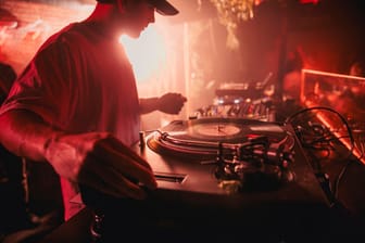 DJ im Club (Symbolbild): Im Studentenclub "Das Ding" gibt es Probleme.
