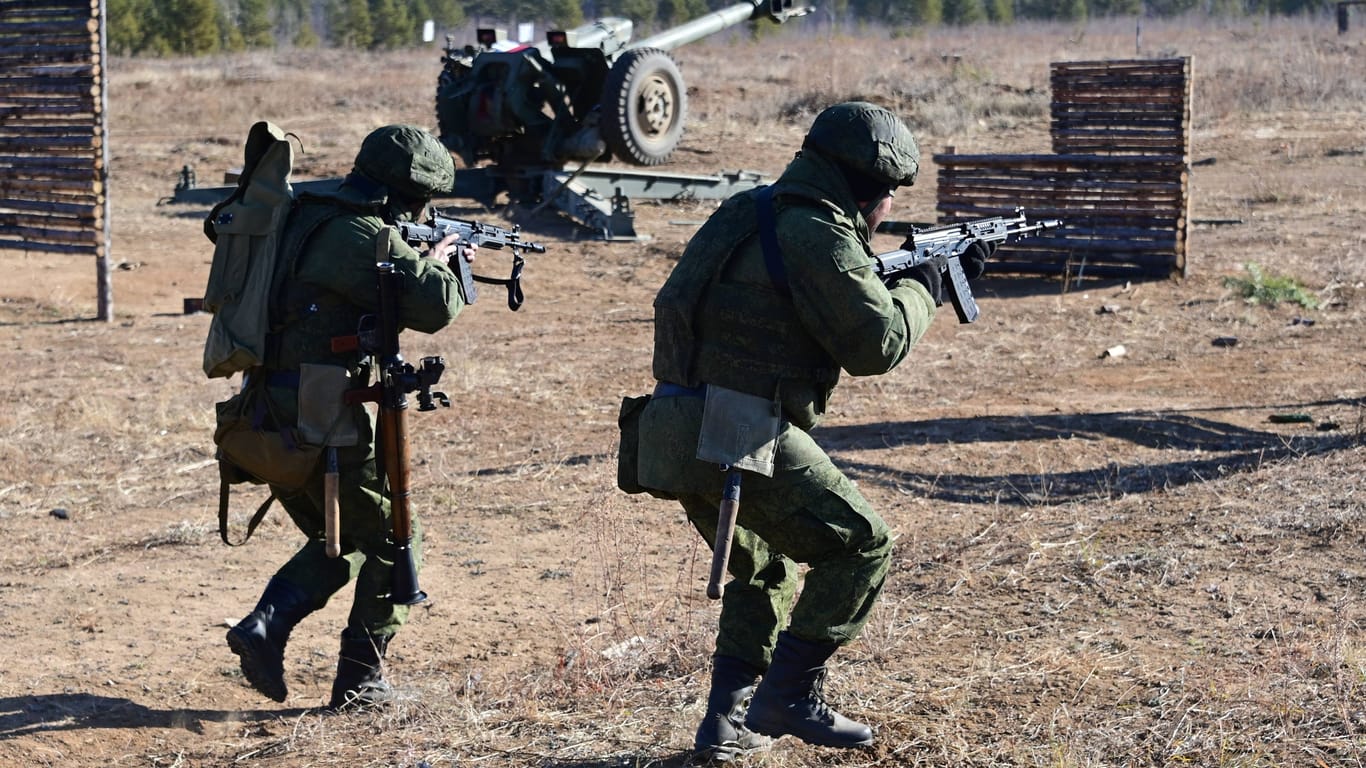 Russische Soldaten bei einer Übung: Auf einem Militärübungsplatz in der Region Belgorod sind mehrere Menschen getötet worden.