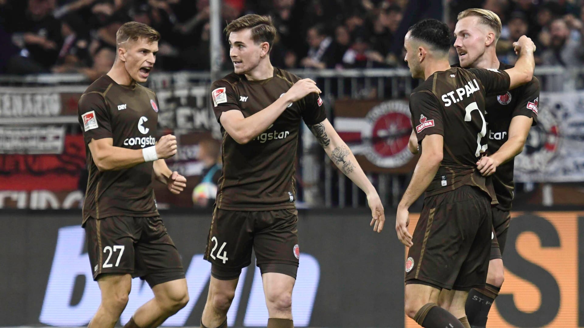 Jubel bei Lukas Daschner (l.) und seinen Pauli-Teamkollegen über das 1:1 gegen Darmstadt.