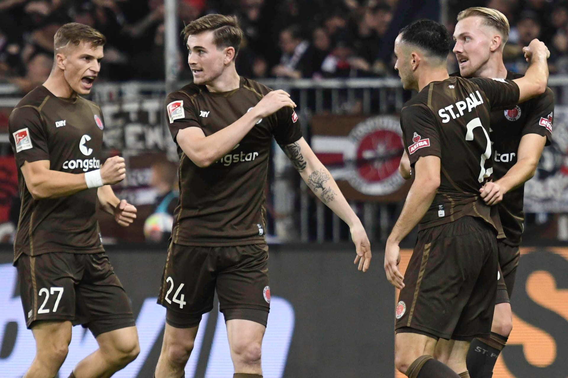 Jubel bei Lukas Daschner (l.) und seinen Pauli-Teamkollegen über das 1:1 gegen Darmstadt.