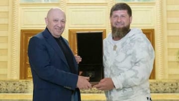 Jewgeni Prigoschin (l.) und Ramsan Kadyrow bei einem Treffen in Grosny voriges Jahr: "Putin ist dringend auf Kadyrowiten und Wagner-Söldner angewiesen".