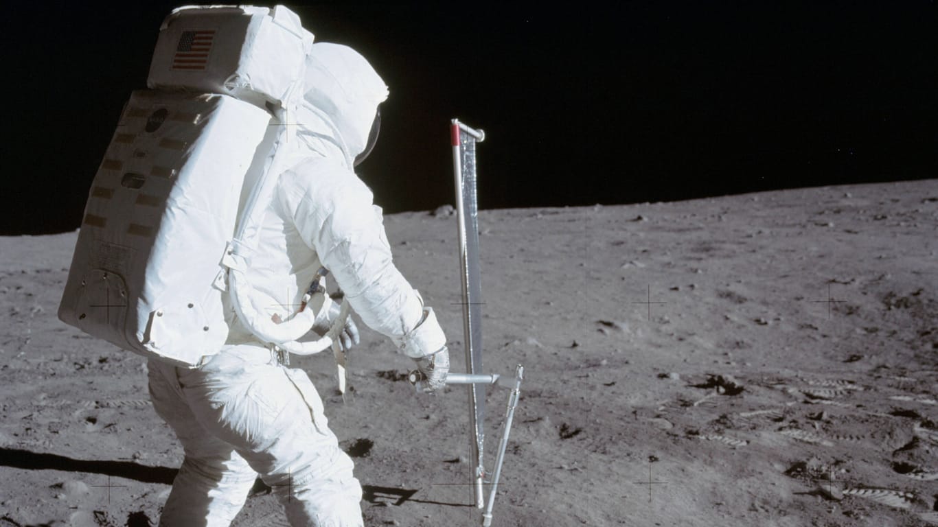 Astronaut auf der Sonne (Archivbild): Der Fake-Astronaut brauchte angeblich Geld für eine Rakete und die "Landegebühren" auf der Erde.