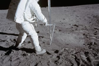 Astronaut auf der Sonne (Archivbild): Der Fake-Astronaut brauchte angeblich Geld für eine Rakete und die "Landegebühren" auf der Erde.
