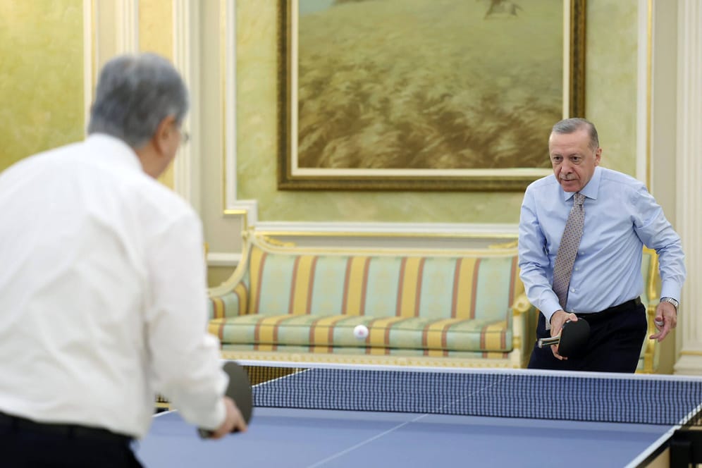 Der türkische Präsident sorgt für Aufsehen: Recep Tayyip Erdoğan an der Tischtennisplatte.