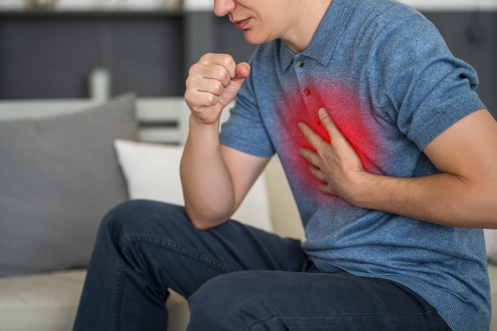 Eine bakteriell verursachte Bronchitis muss in vielen Fällen mit Medikamenten behandelt werden.