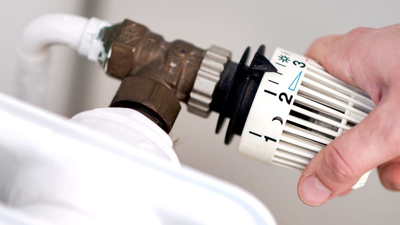 Thermostat einer Heizung (Symbolfoto): Die Sorge vor hohen Lebenshaltungskosten hat stark zugenommen.