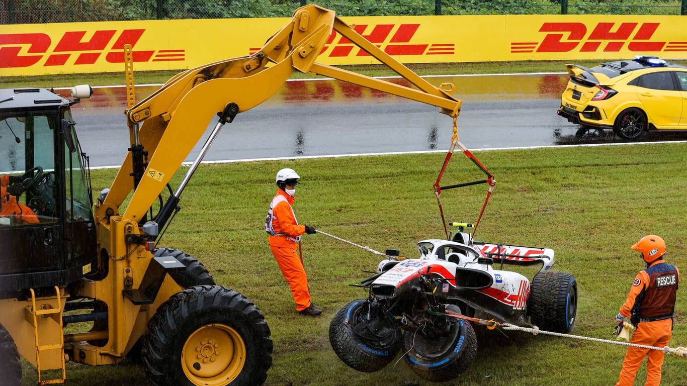 Einsatz beim Training zum Großen Preis von Japan: Der Haas von Mick Schumacher wird von einem Kran angehoben.