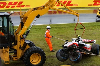 Einsatz beim Training zum Großen Preis von Japan: Der Haas von Mick Schumacher wird von einem Kran angehoben.