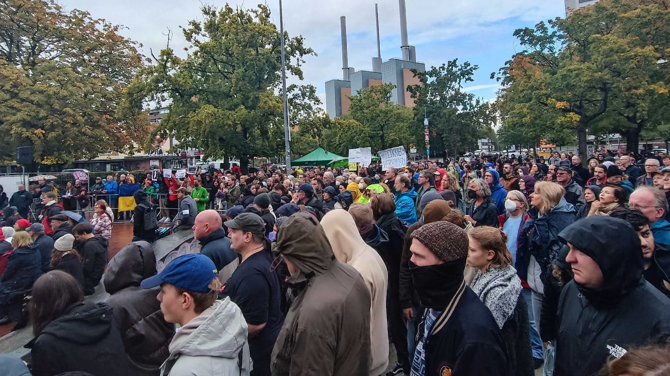 Bei der Grünen-Veranstaltung sind am Wochenende am Ihmezentrum in Hannover trotz Regen Hunderte Menschen zusammengekommen.