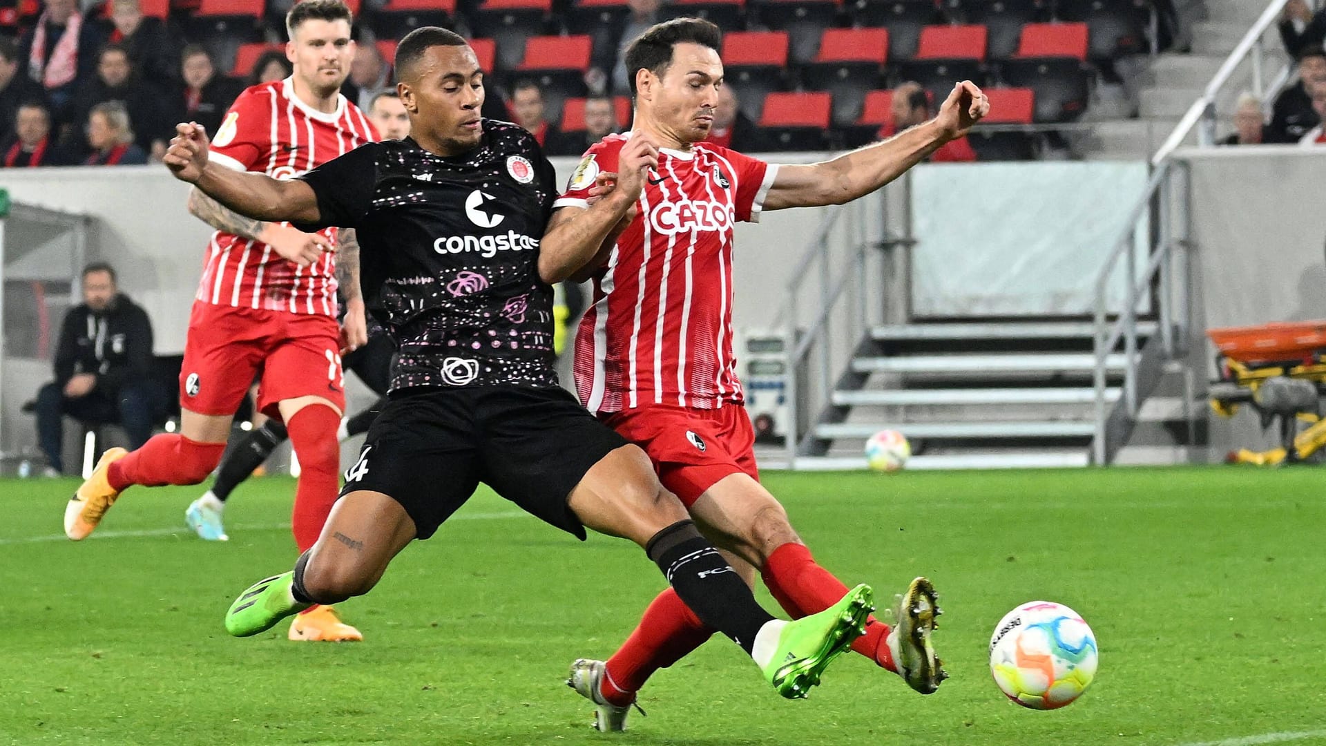 Etienne Amenyido (l.) im Zweikampf mit Nicolas Höfler: Es war ein enger Fight in Freiburg.