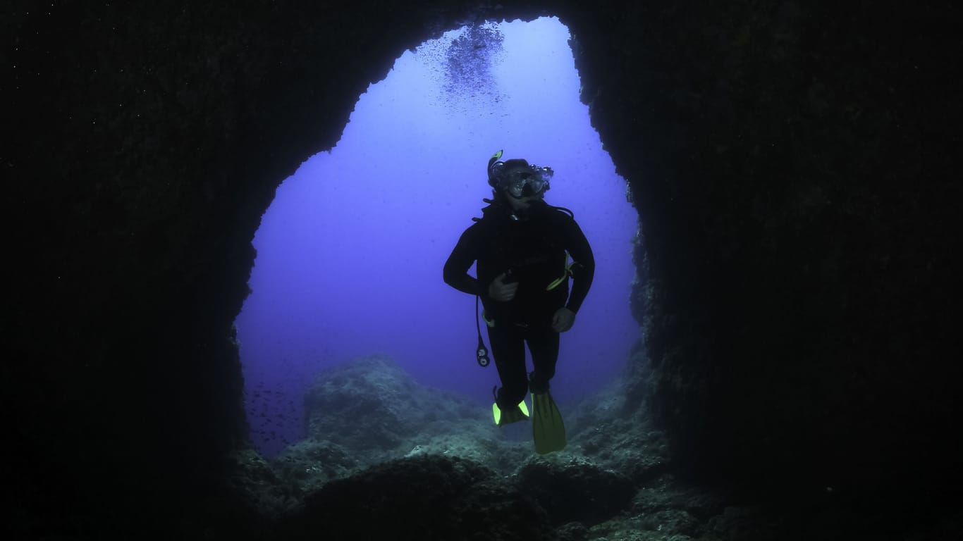 Taucher in Unterwasserhöhle (Symbolbild): Ein 50-Jähriger konnte nach sieben Stunden lebend gerettet werden.