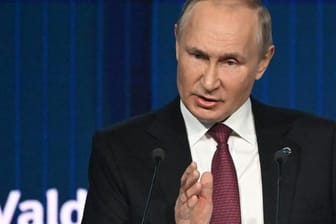 Wladimir Putin spricht bei einem Diskussionsforum in Moskau.