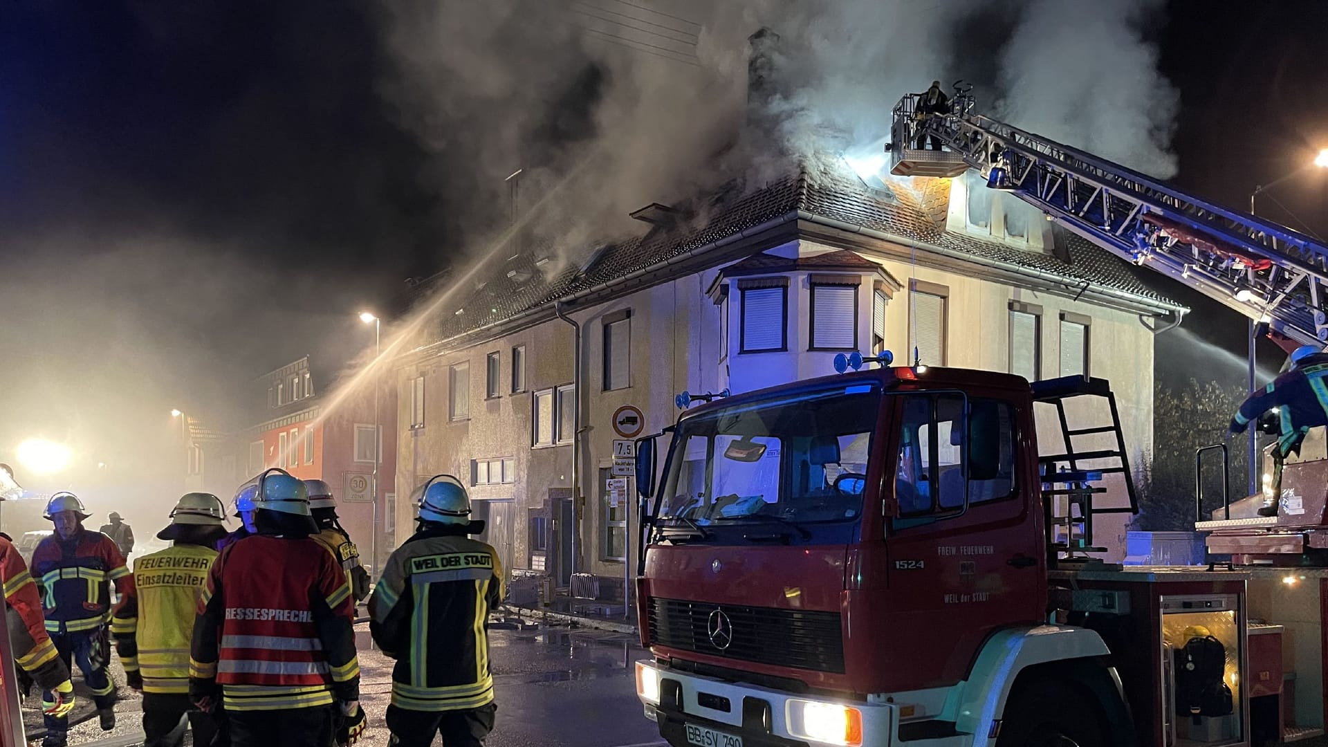 Die Feuerwehr löscht einen Dachstuhlbrand in Weil der Stadt: Rund 500.000 Euro Schaden sind an dem Gebäude entstanden. Die Feuerwehr löscht einen Dachstuhlbrand in Weil der Stadt: Rund 500.000 Euro Schaden sind an dem Gebäude entstanden.