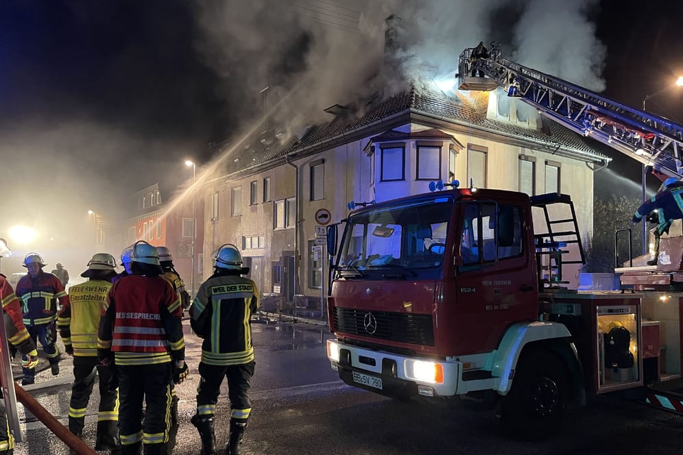 Die Feuerwehr löscht einen Dachstuhlbrand in Weil der Stadt: Rund 500.000 Euro Schaden sind an dem Gebäude entstanden.