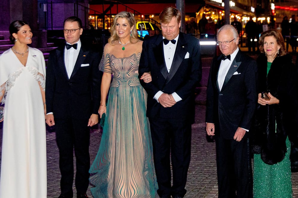 Schwedische Gastgeber und niederländische Gäste: Die Royals posieren vor dem Stockholmer Konzerthaus.
