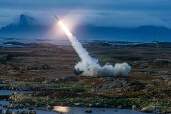 Eine Rakete hebt in Nordwegen ab: Die Nato hat eine Übung gestartet.