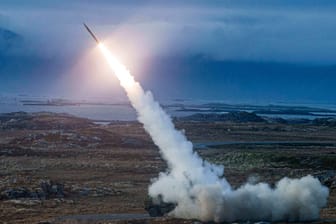 Eine Rakete hebt in Nordwegen ab: Die Nato hat eine Übung gestartet.