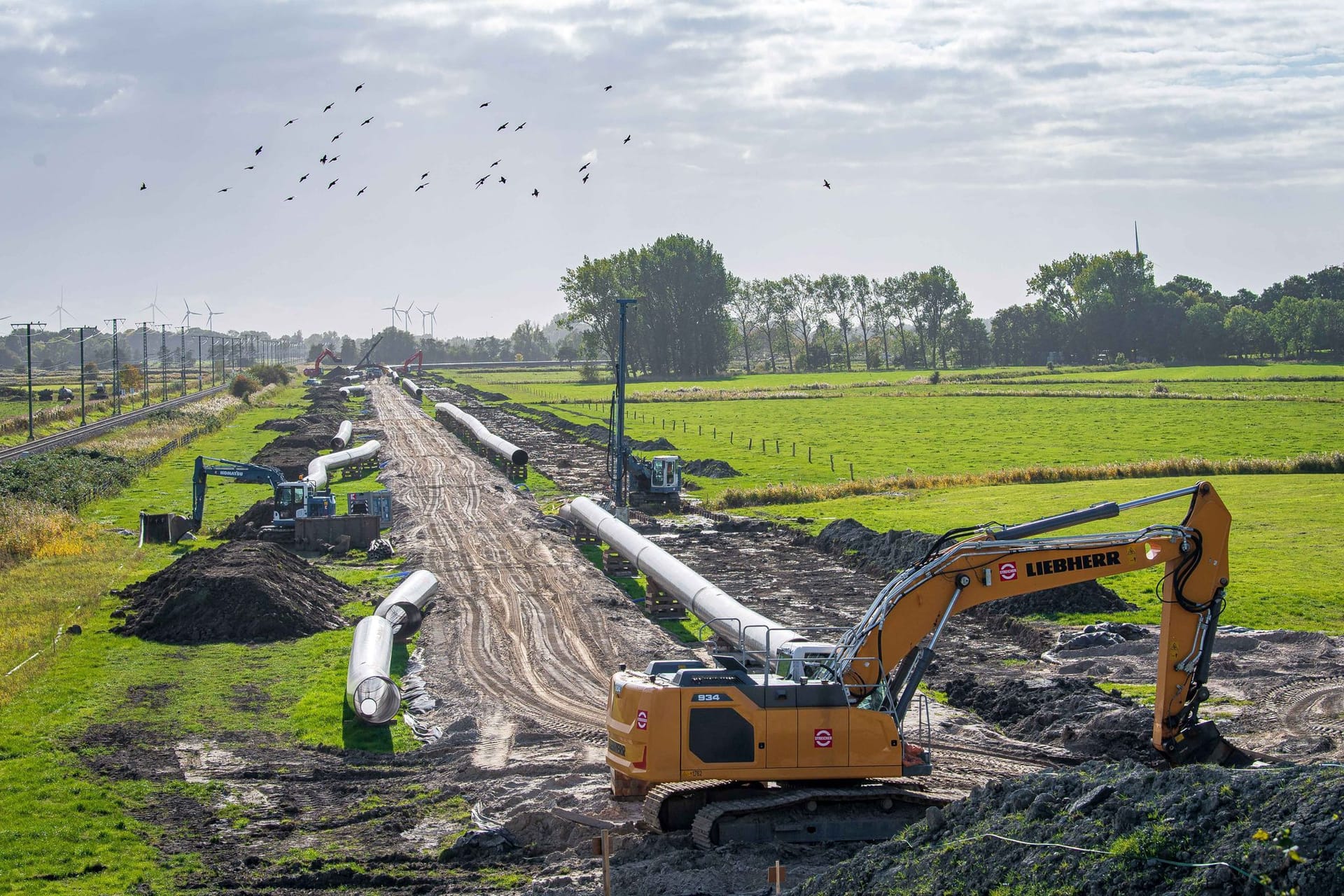 Rohre für die Wilhelmshavener Anbindungsleitung zum zukünftigen LNG-Terminal werden verlegt (Archivbild): Nun schaltet sich auch der BUND ein.