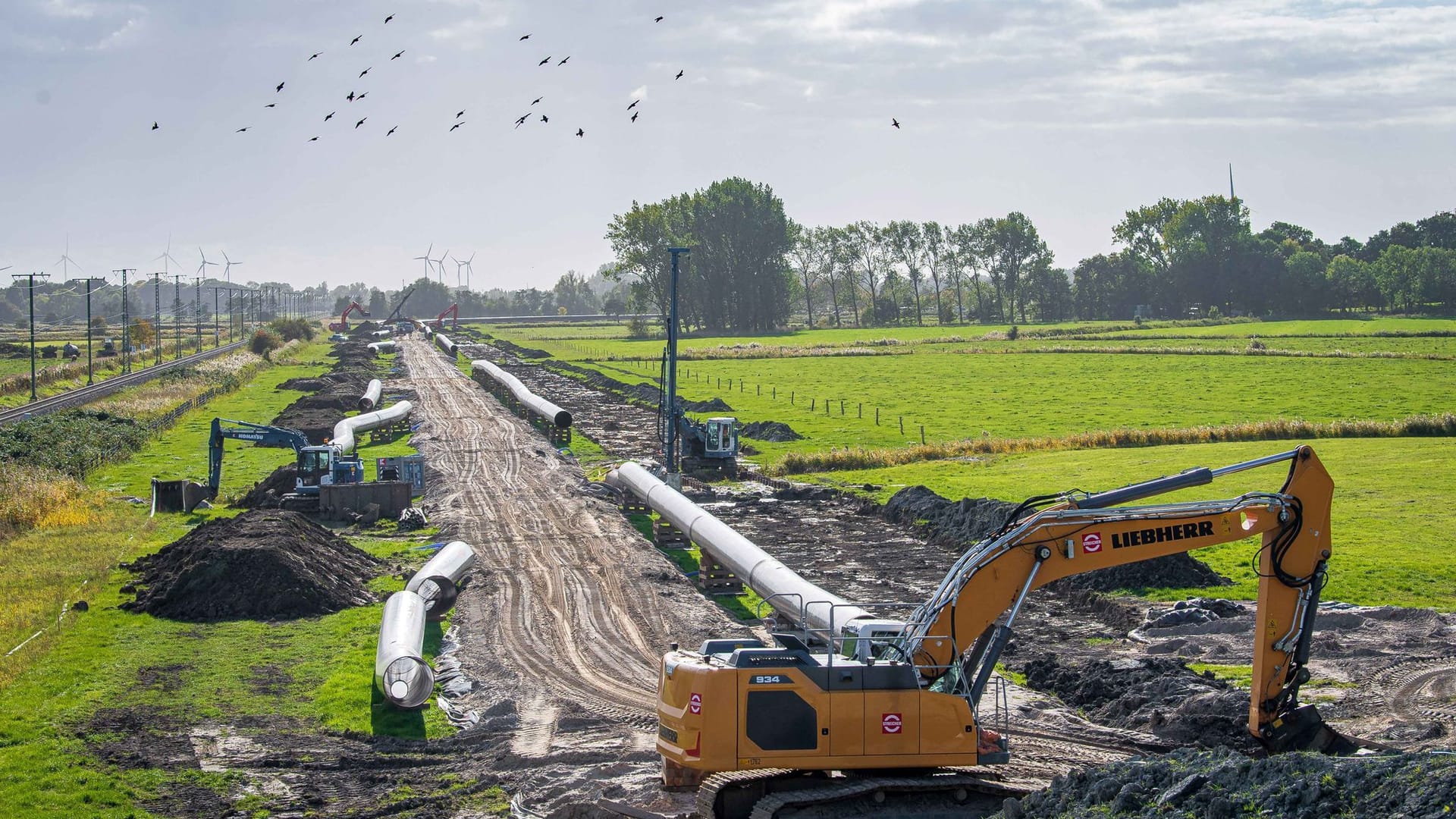 Rohre für die Wilhelmshavener Anbindungsleitung zum zukünftigen LNG-Terminal werden verlegt (Archivbild): Nun schaltet sich auch der BUND ein.