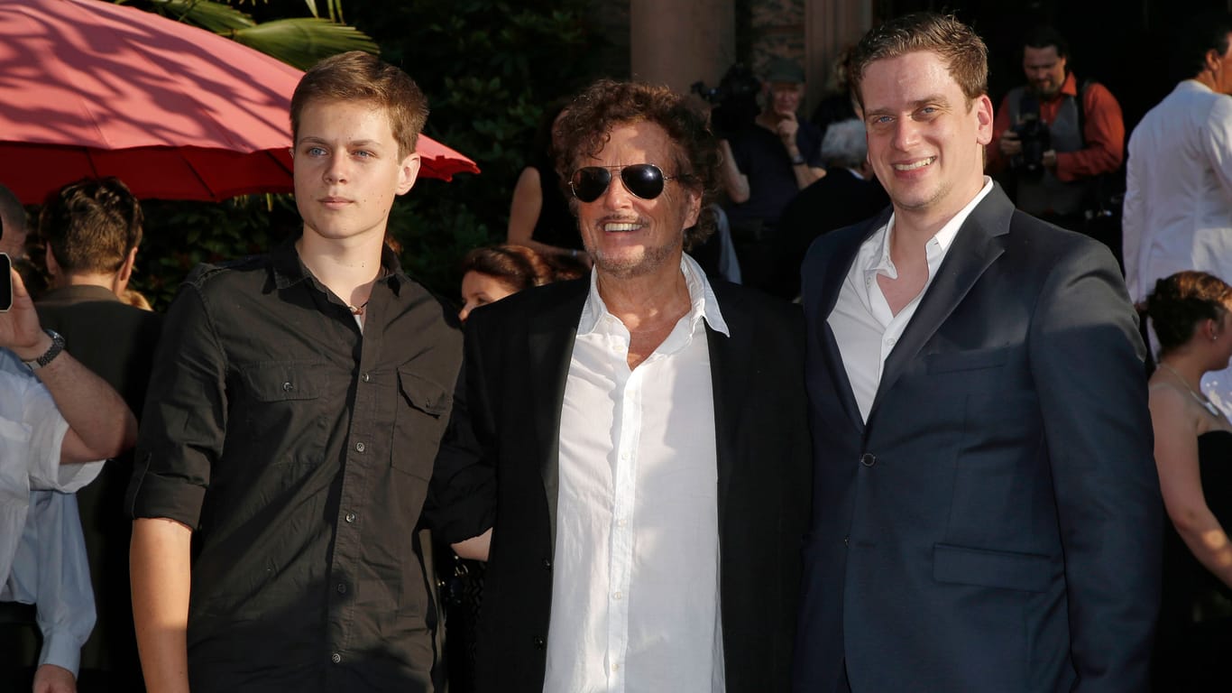 Juli 2014: Wedel posiert mit seinen Söhnen Benjamin Volland und Dominik Elstner.