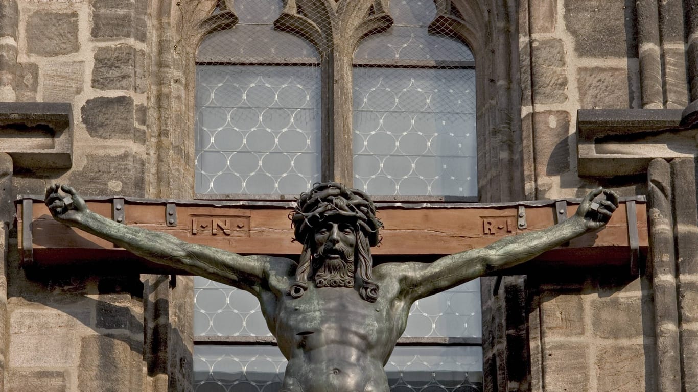 Christus am Kreuz einer Kirche in Nürnberg (Symbolbild): Die Diebe hatten es offenbar auf Bargeld abgesehen.