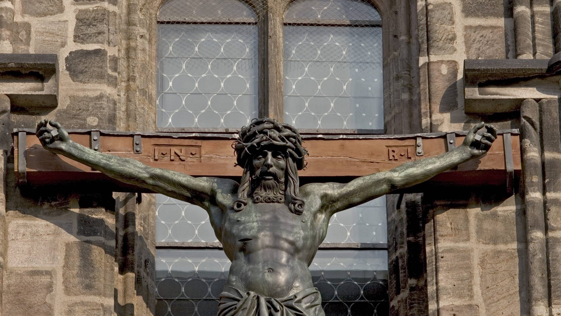 Christus am Kreuz einer Kirche in Nürnberg (Symbolbild): Die Diebe hatten es offenbar auf Bargeld abgesehen. Christus am Kreuz einer Kirche in Nürnberg (Symbolbild): Die Diebe hatten es offenbar auf Bargeld abgesehen.
