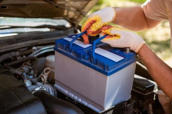 Autobatterie entsorgen: Der Großteil der Autobatterie kann wiederverwertet werden.