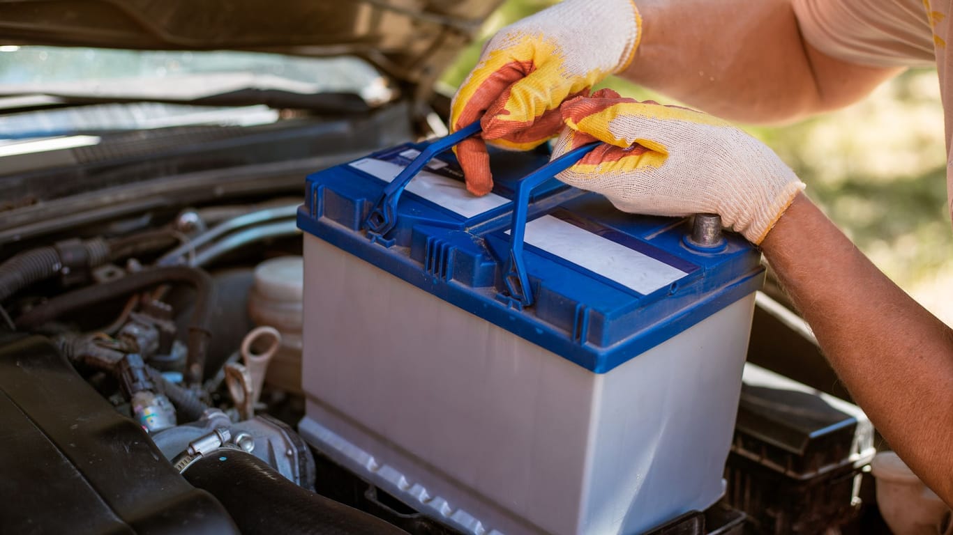 Autobatterie entsorgen: Der Großteil der Autobatterie kann wiederverwertet werden.