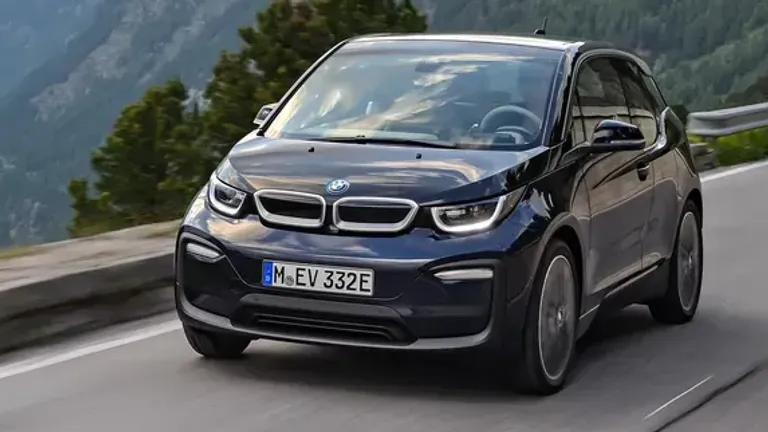 BMW i3: Der Elektro-Kleinwagen ist im Jahr 2013 mit so mancher Innovation an Bord gestartet. Das machte ihn allerdings ziemlich teuer.