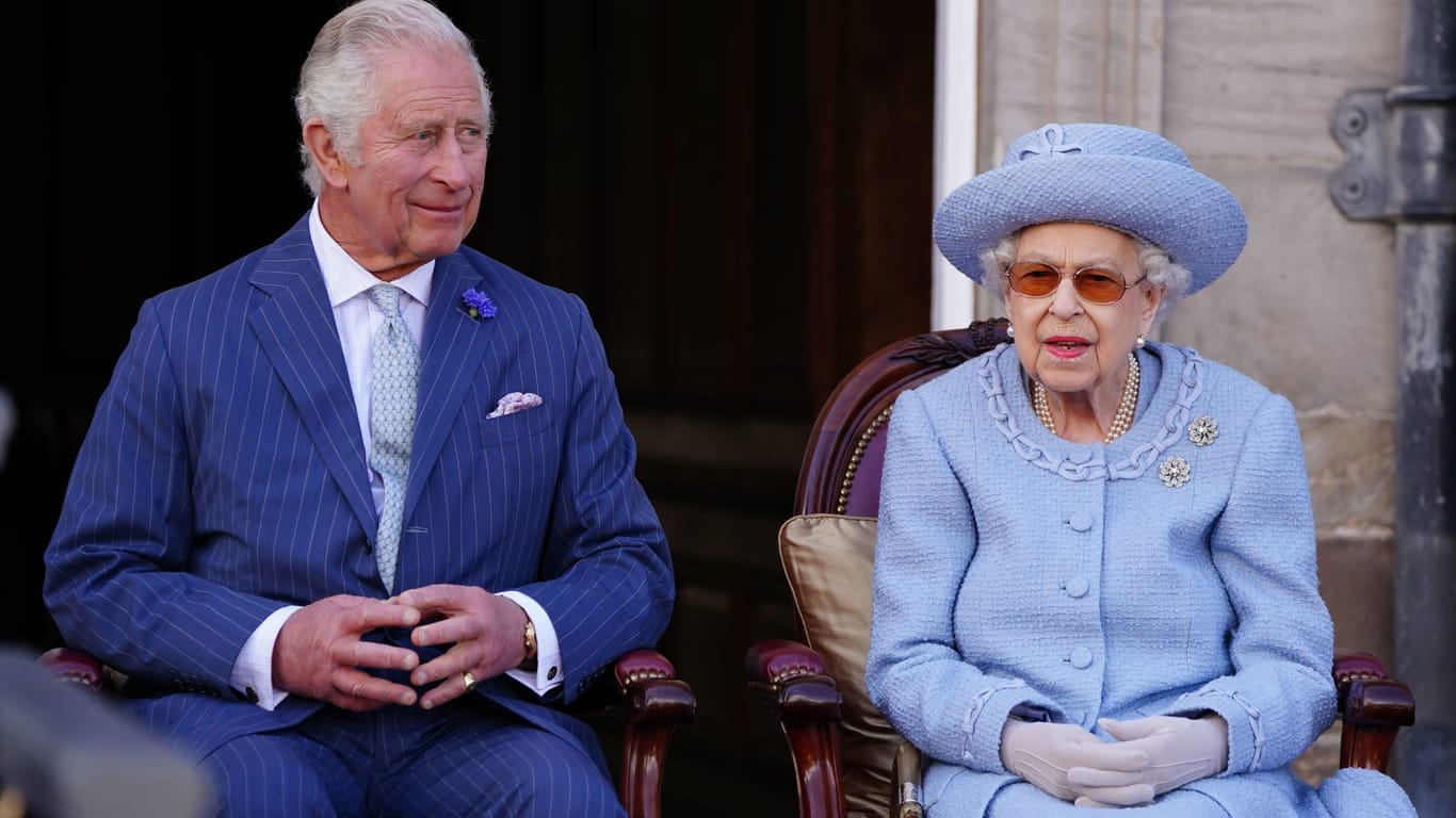 Der damalige Prinz Charles und Queen Elizabeth II.: Hier zeigten sich Mutter und Sohn im Juni 2022 gemeinsam bei einem Termin in Schottland.