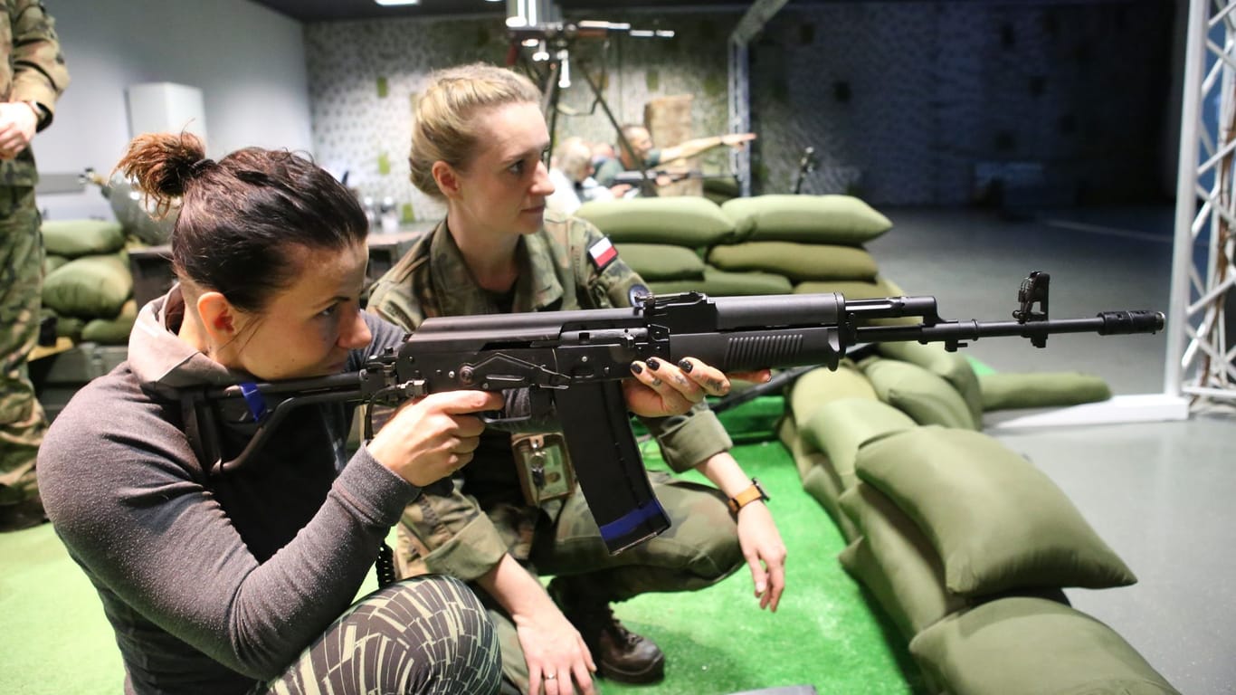 Sofia Adach (vorne) übt unter Anleitung von Stabsunteroffizierin Magdalena Porowska den Umgang mit einem Sturmgewehr.