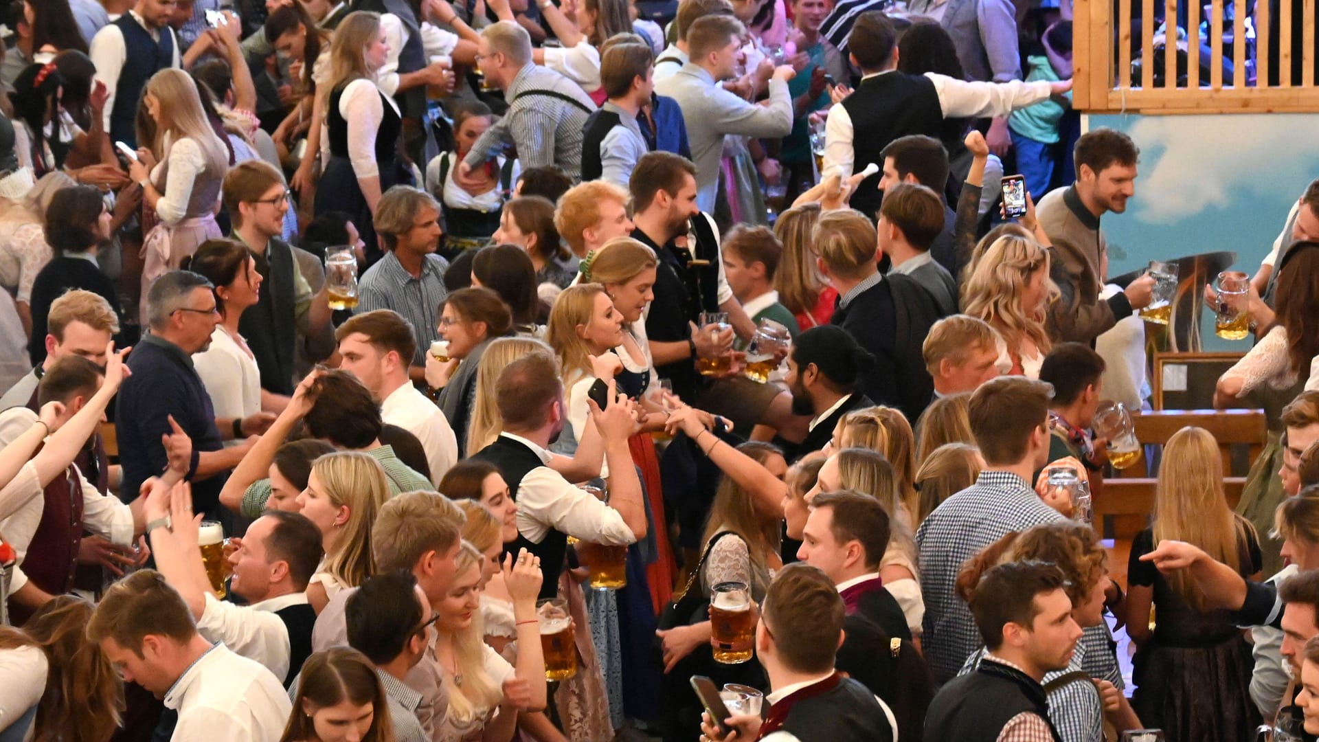 Festzelt beim Oktoberfest (Symbolfoto): Am Sonntag geriet hier ein FDP-Politiker in Streit mit einer Frau.