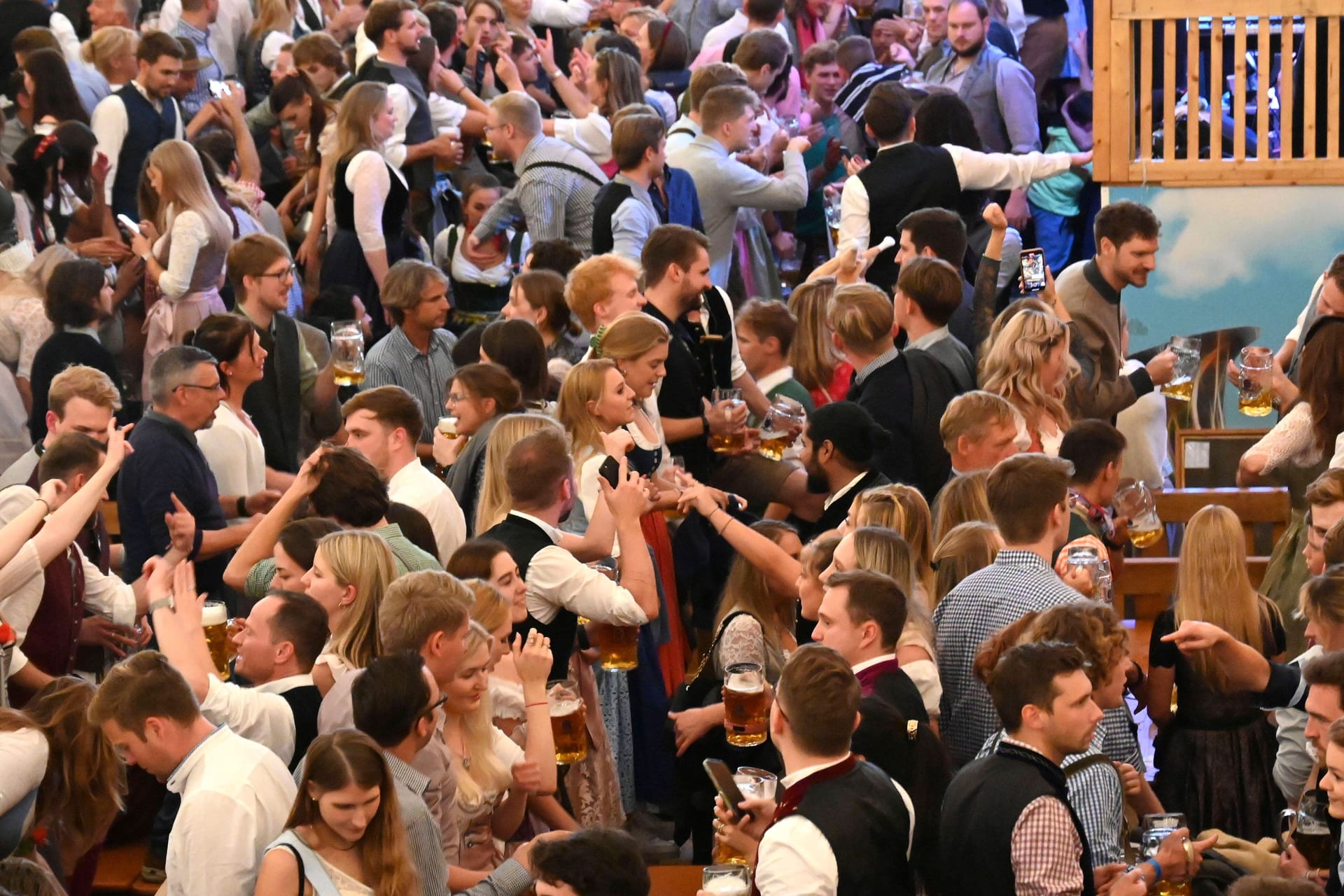 Festzelt beim Oktoberfest (Symbolfoto): Am Sonntag geriet hier ein FDP-Politiker in Streit mit einer Frau.