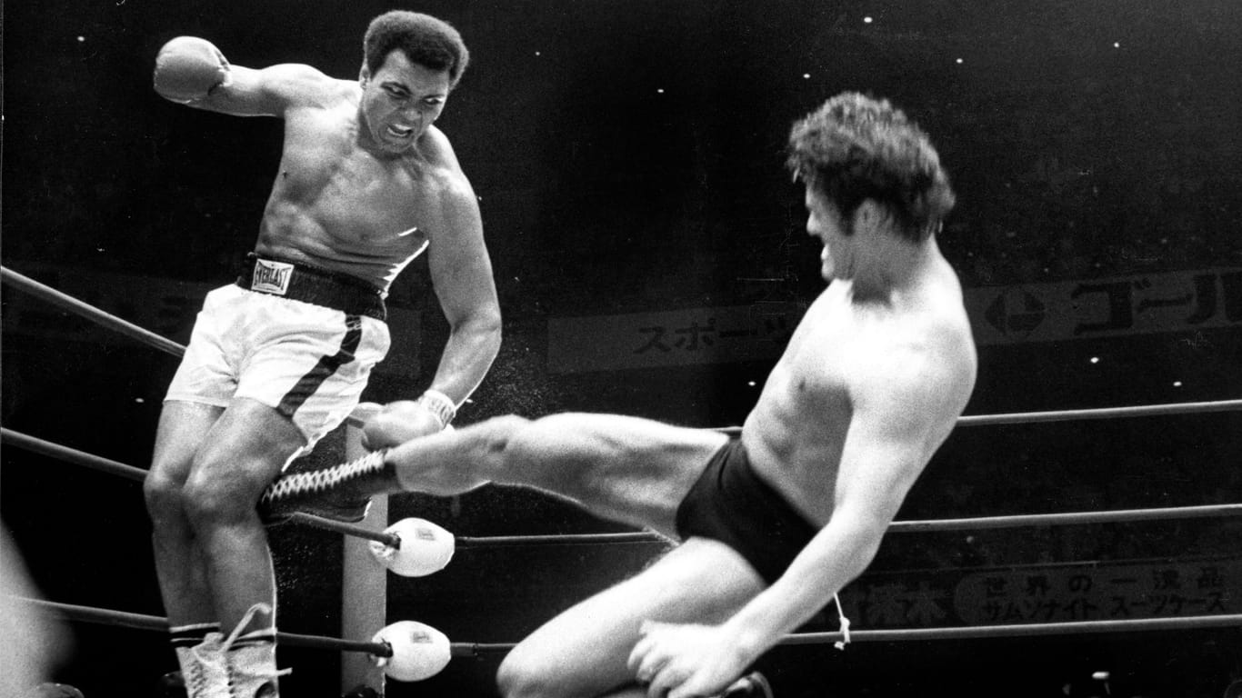 Ali und Inoki in ihrem Fight 1976. Der Kampf gilt heute als wegweisend für den MMA-Kampfstil.